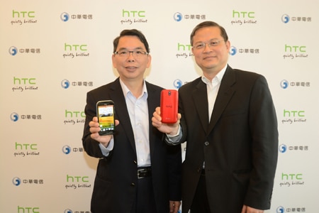 圖一：中華電信與HTC再度攜手合作，發表兼具風尚典雅設計與精采影音娛樂功能的Desire P by HTC鳳蝶機。(左起：中華電信行動通信分公司總經理林國豐、HTC北亞區總經理董俊良)