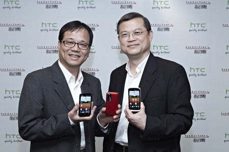 圖一：遠傳電信與HTC鎖定年輕世代手機用戶，共同推出首款客製化機種Desire Q by HTC。(左起：遠傳電信個人用戶業務暨行銷事業群營銷長鄭智衡、HTC北亞區總經理董俊良)