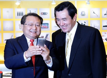 HTC亞洲區營運副總經理張佳欽(圖左)為總統馬英九先生(圖右)介紹新HTC One