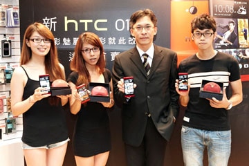 遠傳電信副總經理趙憶南致贈新HTC One魅麗紅消費者精美首購禮，獲贈消費者直呼好滿足