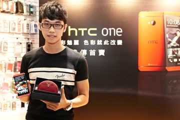 消費者熱情湧入活動現場搶購新HTC One魅麗紅，首購民眾欣喜獲得時尚零錢包
