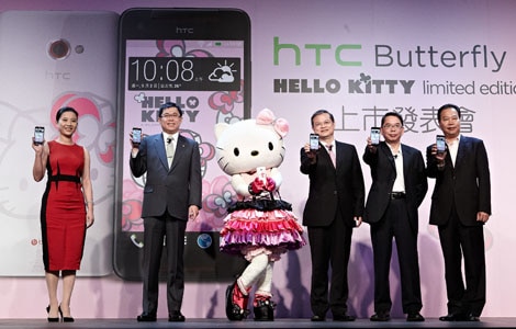 三麗鷗股份有限公司總經理李明勳（左一）、長榮航空董事長張國煒（左二）、Hello Kitty（中）、HTC中國區總裁暨北亞區總經理董俊良（右三）、中華電信行動通信分公司總經理林國豐（右二）與神腦國際企業股份有限公司執行副總裁邱致忠（右一）今日共同發表HTC Butterfly s Hello Kitty限量版，展現HTC在行銷與通路的創新。