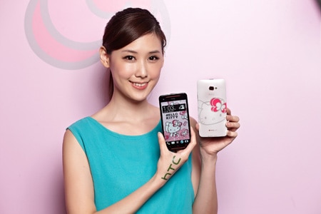 HTC Butterfly s Hello Kitty限量版珍珠白背蓋搭配3D彩繪Hello Kitty，左耳繫上特製粉紅蝴蝶結造型，貼近台灣粉絲們的心。
