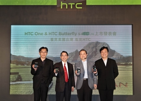 照片圖說：HTC與台灣三大電信業者今（1/7）日聯手發表HTC One與HTC Butterfly s 4G LTE雙旗艦智慧型手機，提供消費者更豐富的選擇。（左起分別為遠傳電信副總經理趙憶南、中華電信行動通信分公司總經理林國豐、HTC中國區總裁暨北亞區總經理董俊良與台灣大哥大副總經理謝樹恩）