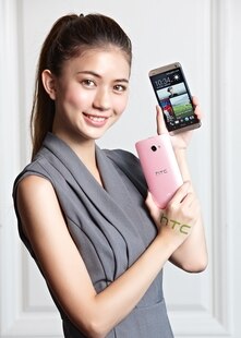 照片圖說：令消費者引頸期盼的HTC One琥珀金與HTC Butterfly s玫瑰粉新色，為即將到來的年節，染上一抹喜悅動人的色彩。