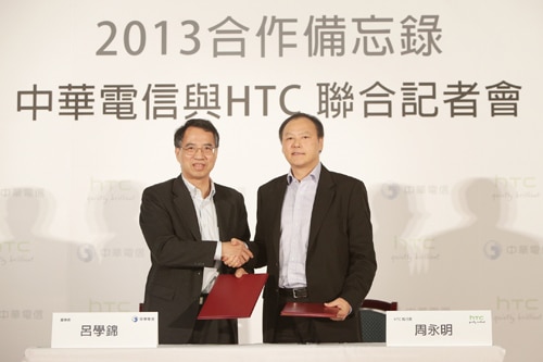 圖一：中華電信與HTC宣布簽署2013合作備忘錄，中華電信董事長呂學錦(左)與HTC執行長周永明(右)一同出席，攜手為台灣行動通信及數位匯流產業推向下個意義非凡的里程碑。
