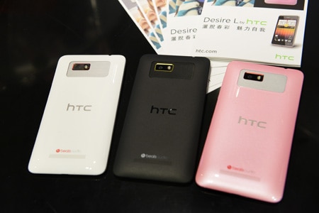 遠傳與HTC獨家推出的Desire L by HTC，有時下最潮最受歡迎的浪漫粉，以及質感黑與清新白三款新色，讓Desire L by HTC變身成為最酷的隨身配件！