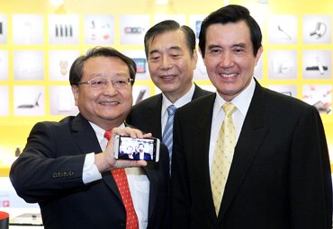 透過新HTC One獨特的88度超廣角前鏡頭相機捕捉總統身影