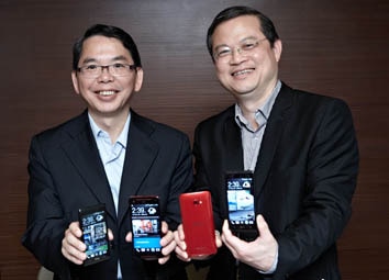 中華電信行動通信分公司總經理林國豐(左)與HTC北亞區總經理董俊良(右)共同發表電池續航力大躍進的HTC Butterfly s與超人氣優質首選的HTC Desire 600，提供消費者多元化選擇。