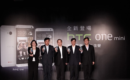 威寶電信副總經理鄧美慧（左一）、台灣大哥大副總經理謝樹恩（左二）、HTC北亞區總經理董俊良（中）、中華電信行動通信分公司副總經理鄭閔卿（右二）與遠傳電信副總經理趙憶南（右一）今（9）日攜手發表HTC One mini，沿用金屬質感的雋永設計，展現輕巧迷人的握感與創新的使用者經驗。