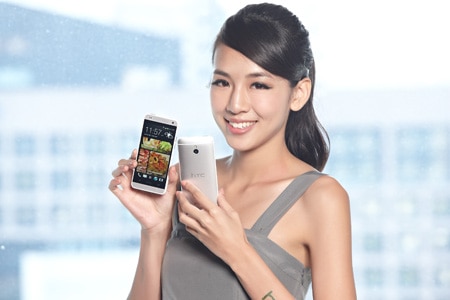 HTC One mini的HTC BlinkFeed首頁，整合在地化最新內容， 讓手機首頁打造成獨一無二專屬於你的動態資訊快報。