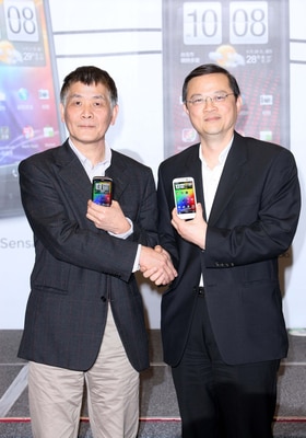 HTC與中華電信2012年擴大全面合作再升級。(左起：中華電信副總經理陳長榮、HTC北亞區總經理董俊良)