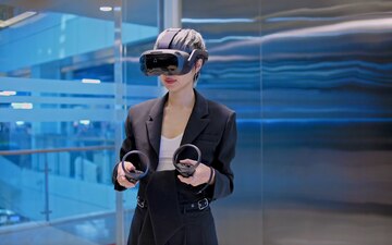woman-in-business-attire-wearing-the-VIVE-Focus--standalone-VR-headset