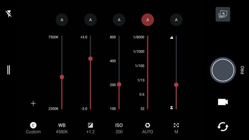 Camera viewfinder screen showing various controls that you can set manually.